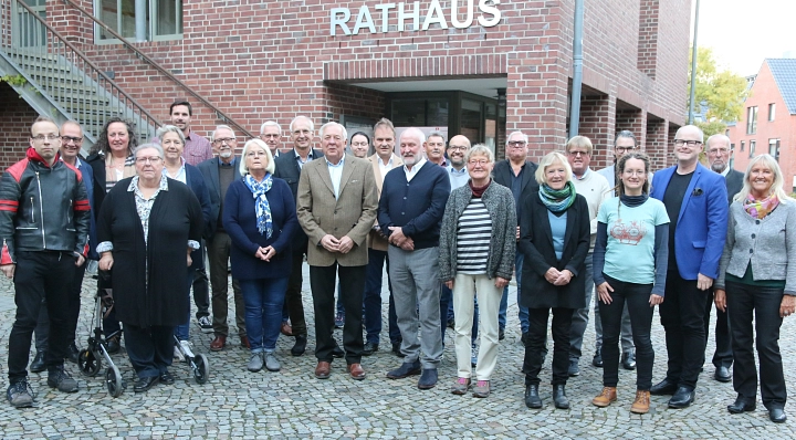 Gruppenfoto der Ratsmitglieder vor dem Rathaus - Stand: 09/2022 Gruppenfoto der Ratsmitglieder vor dem Rathaus © Herr Wirausky - Calenberger Zeitung